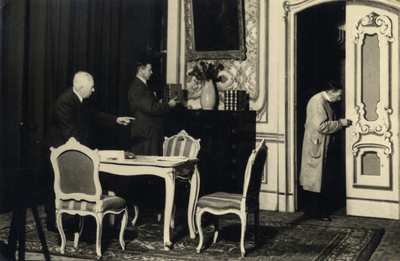 222002 Afbeelding van enkele toneelknechten van de Stadsschouwburg (Vredenburg 70) te Utrecht, tijdens de opbouw van ...